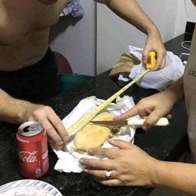 6 Cara Nyeleneh Berbagi Makanan Biar Adil dan Sama Rata Ini Kocak Banget