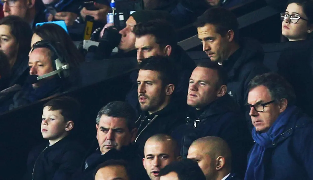 Mantan pemain MU, Michael Carrick dan Wayne Rooney saat menyaksikan pertandingan bekas klubnya melawan CSKA Moskow pada pertandingan grup A Liga Champions di Old Trafford, Inggris (5/12). MU menang 2-1 atas CSKA Moscow. (AP Photo/Dave Thompson)