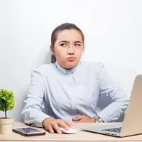 Siapa bilang harus ke gym dulu buat membakar kalori? Duduk manis pun bisa jadi momen olahraga kalau tahu triknya, lho! Yuk, intip cara-cara simpel yang bisa kamu lakukan tanpa berdiri sekalipun!
 (Foto dok: Freepik/EyeEm).