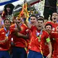 Penyerang Spanyol, Alvaro Morata (tengah) mengangkat trofi saat merayakannya gelar juara Euro 2024 di Olympiastadion, Berlin pada 14 Juli 2024 atau Senin 15 Juli 2024 dini hari WIB. (JAVIER SORIANO/AFP)