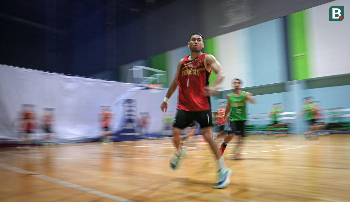 Pemain Timnas Basket Indonesia, Widyanata Putra Teja melakukan pemanasan saat pemusatan latihan Timnas Basket Indonesia untuk SEA Games 2023 Kamboja di GBK Arena, Senayan, Jakarta, Rabu (03/05/2023). (Bagaskara Lazuardi)