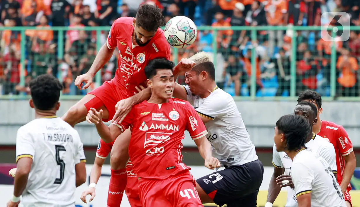 Pemain Persija Jakarta, Abdulla Yusuf Helal, duel udara dengan pemain Rans Nusantara FC, Muhammad Zamzani, pada pekan ke-22 BRI Liga 1 2022/23 di Stadion Patriot Candrabhaga, Bekasi, Jumat (3/2/2023). Gol kemenangan Persija dicetak oleh Abdulla Yusuf Helal, Rio Fahmi dan Ondrej Kudela. (Bola.com/M Iqbal Ichsan)