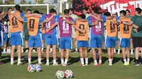 Para pemain Iran berkumpul dalam lingkaran saat sesi latihan untuk pertandingan Grup G turnamen sepak bola Piala Dunia 2026 melawan Selandia Baru di Tijuana, Meksiko pada 13 Juni 2026. (Guillermo Arias/AFP)