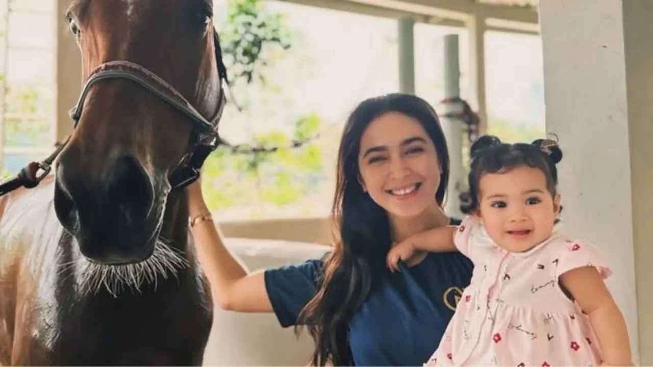 Momen lucu Nabila Syakieb menggendong Humaira. (credit:instagram.com/zaskiasungkar15)
