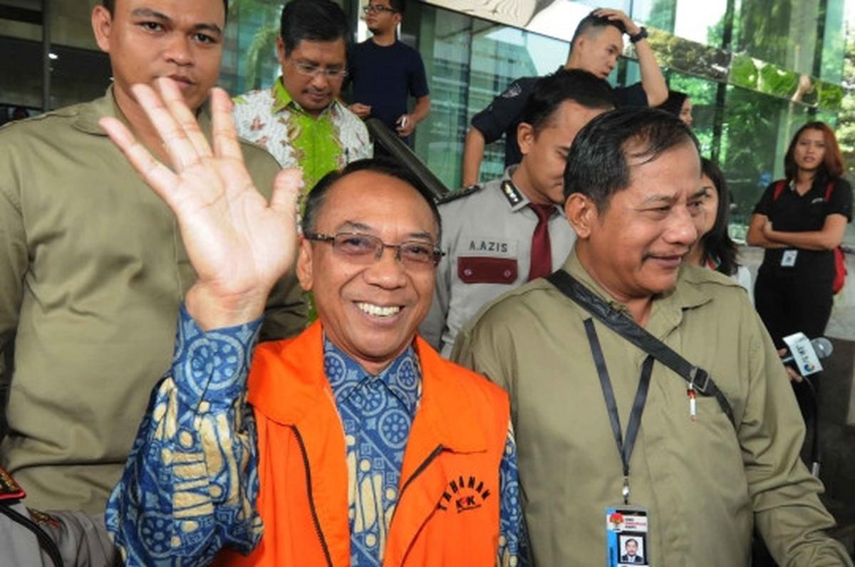 Keluar dari KPK, Jero Wacik tebar senyuman usai diperiksa