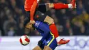 Pemain Luton Town Danny Hylton (atas) menyundul bola melewati pemain Chelsea Reece James pada pertandingan sepak bola putaran kelima Piala FA di Kenilworth Road, Luton, Inggris, 2 Maret 2022. Chelsea menang 3-2. (AP Photo/Ian Walton)