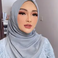 Lihat di sini pesona Zaskia Gotik dipulas makeup bold di momen tasyakuran dan aqiqah anak ketiga. [@atikamurdan].
