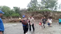 Dua jembatan di Maumere, Kabupaten Sikka, NTT putus akibat diterpa banjir bandang. Banjir bandang itu diakibatkan hujan deras sejak Kamis 17 Januari 2019 mengguyur wilayah itu. Dua jembatan di Maumere, Kabupaten Sikka, NTT putus akibat diterpa banjir ban