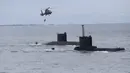 Prajurit TNI AL turun dari Helikopter Bell 412 EP Puspenerbal ke kapal selam KRI Alugoro (405) saat Sailing Pass di perairaan Teluk Jakarta, Kamis (2/10/2025). (Foto: Istimewa)