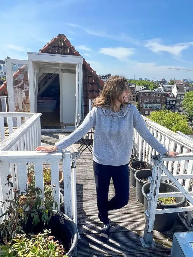 11 Potret Luna Maya Liburan di Amsterdam dan Paris, Tetap Memesona dengan Outfit Casual