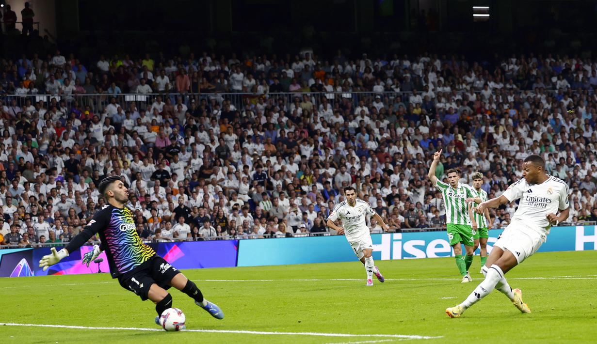 Pemain Real Madrid, Kylian Mbappe (kanan) mencetak gol debutnya di Liga Spanyol 2024/2025 saat melawan Real Betis di Santiago Bernabeu, Madrid, Spanyol, Senin (02/09/2024) WIB. (AP Photo/Pablo Garcia)