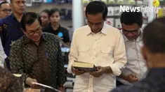 Usai kunjungan dan membagikan Kartu Indonesia Pintar  (KIP) di SMPN 2 Ambon, Presiden Joko Widodo menyempatkan diri berkunjung ke Maluku Mall City.