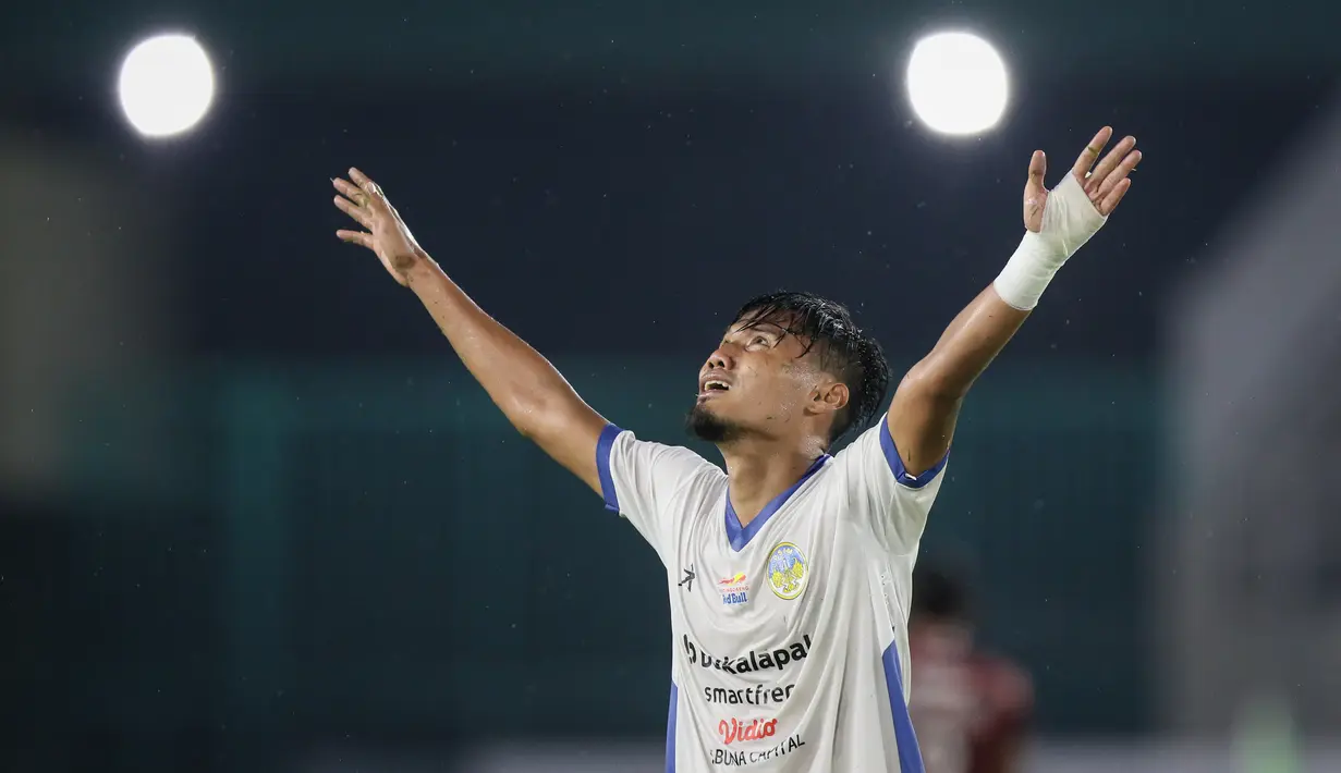 Pemain PSIM Yogyakarta, Aditya Putra Dewa merayakan kemenangan timnya saat matchday ke-8 Grup C Liga 2 2021 antara Persis Solo melawan PSIM Yogyakarta di Stadion Manahan, Solo, Senin (15/11/2021). (Bola.com/Bagaskara Lazuardi)