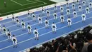 Robot-robot berjalan saat upacara pembukaan World Humanoid Robot Games di Beijing, Sabtu, 22 Agustus 2026. (Foto AP/Achmad Ibrahim)
