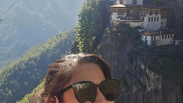 Dian Sastrowardoyo yang sedang liburan ke Bhutan (Instagram/@therealdisastr)