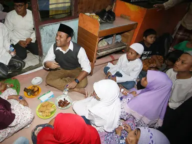 Bakal Calon Gubernur DKI dari PKS Muhamad Idrus berbincang dengan warga saat acara buka puasa dan santunan anak yatim di Kebon Sirih, Jakarta, Sabtu (18/6). Buka bersama tersebut dalam rangka menjalin silaturahmi. (Liputan6.com/Immanuel Antonius)