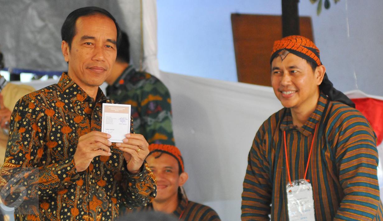 Presiden Joko Widodo menunjukkan surat suara pada Pilkada DKI 2017 di TPS IV, Jakarta, Rabu (15/2). Jokowi menggunakan hak suara untuk pemilihan Gubernur DKI Jakarta. (Liputan6.com/Angga Yuniar)