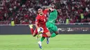 Pemain Timnas Indonesia, Ramadhan Sananta berebut bola dengan pemain St Kitts and Nevis, Mervin Lewis dalam laga semifinal FIFA Series 2026 di Stadion Utama Gelora Bung Karno (SUGBK), Senayan, Jakarta, Jumat (27/03/2026). (Bola.com/M Iqbal Ichsan)