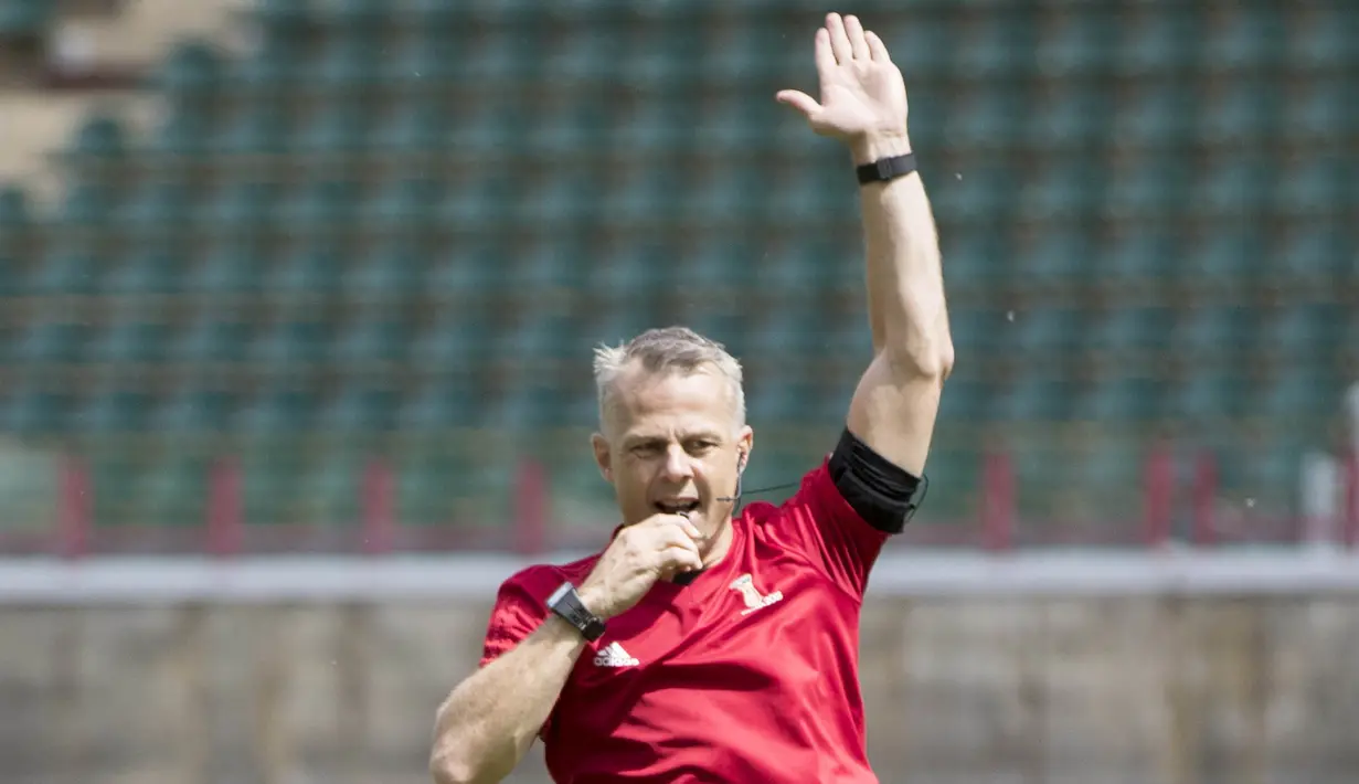 Wasit asal Belanda, Bjorn Kuipers, melakukan latihan jelang laga Piala Dunia di Moscow, Rusia, Selasa (12/6/2018). Sebanyak 26 wasit akan bertugas sepanjang pagelaran Piala Dunia 2018. (AP/Pavel Golovkin)