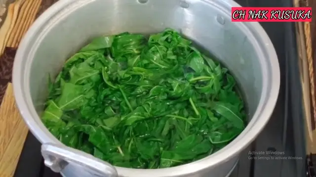 Tanpa Baking Soda, Ini Cara Cepat Rebus Daun Singkong Agar Tetap Hijau dan Empuk