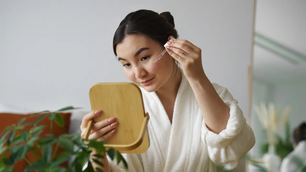 Ilustrasi memakai skincare/freepik.com/EyeEm