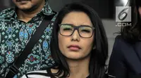 Ekspresi artis peran Tyas Mirasih usai membuat laporan di Polda Metro Jaya, Jakarta, Rabu (21/3). (Liputan6.com/Faizal Fanani)