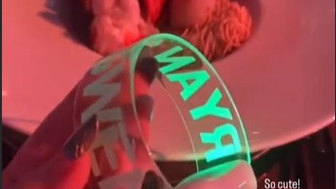 Gelang Neon Bak Konser Coldplay