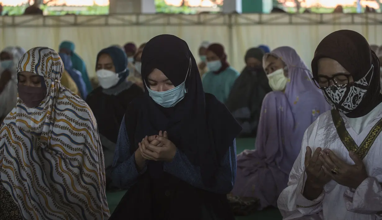 Berda Asmara (tengah), istri dari Serda Mes Guntur Ari Prasetya, berdoa bersama para dosen di Universitas Nahdlatul Ulama Surabaya, Jawa Timur, Senin (26/4/2021). Sholat ghaib dan doa bersama tersebut untuk mendoakan seluruh kru KRI Nanggala 402 yang tenggelam di perairan Bali (Juni Kriswanto/AFP)