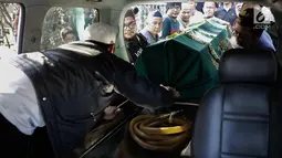 Keluarga dan kerabat membawa jenazah almarhum Andika Putra Sahadewa ke dalam mobil di Mesjid Al-Iman, Cipinang Elok, Jakarta, Selasa (10/4). Andika Putra Sahadewa diduga meninggal karena sakit jantung. (Liputan6.com/Faizal Fanani)