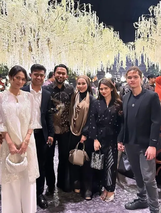 Terlihat juga Tissa Biani yang hadir bersama sang kekasih, Dul Jaelani. Mereka kompak tampil dengan busana serba hitam [@tissabiani]