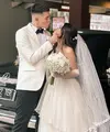 Mirriam Eka resmi jadi istri Julian Jacob dalam gaun pengantin klasik yang trendi. [@julianjacs]