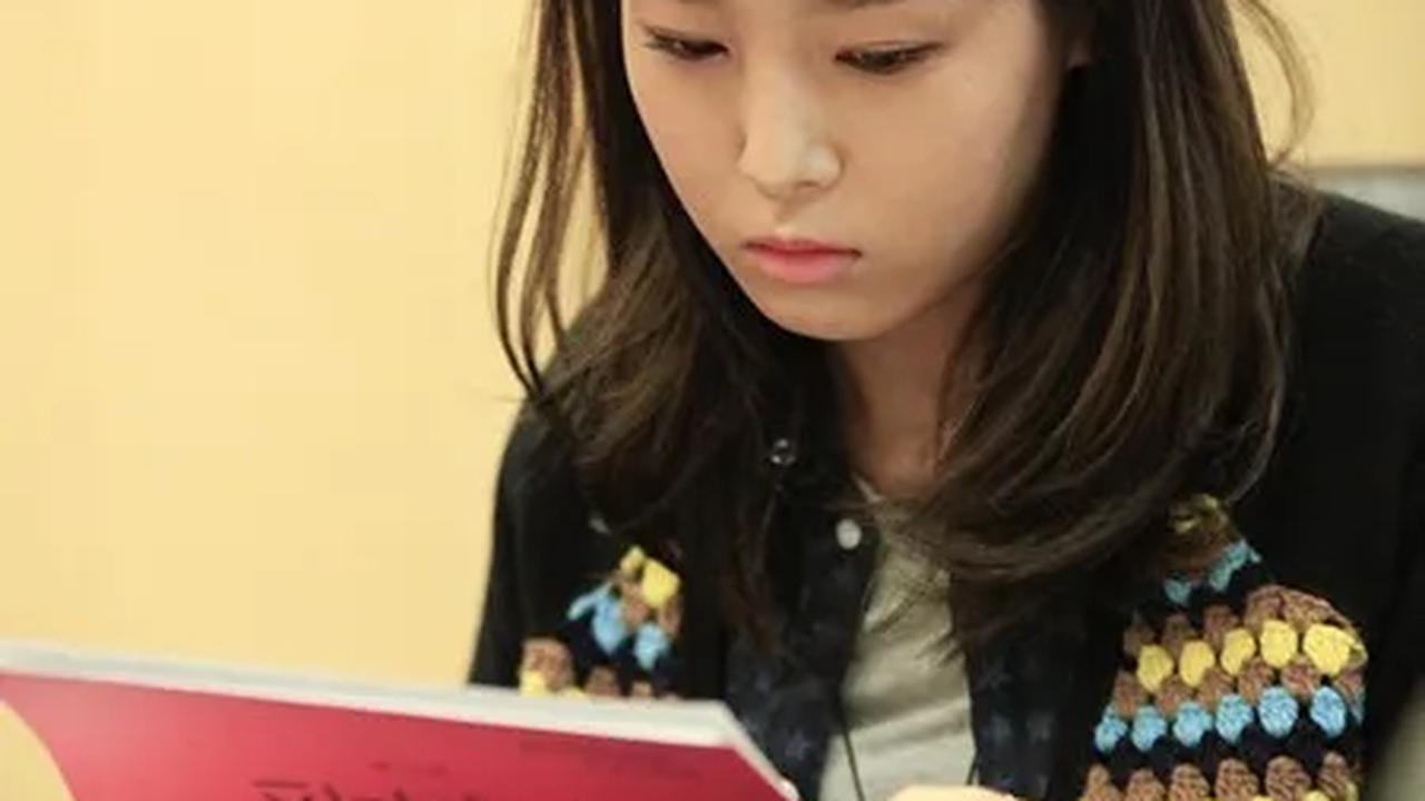 Tampak serius, Yubin total untuk memulai debut akting Â©soompi.com