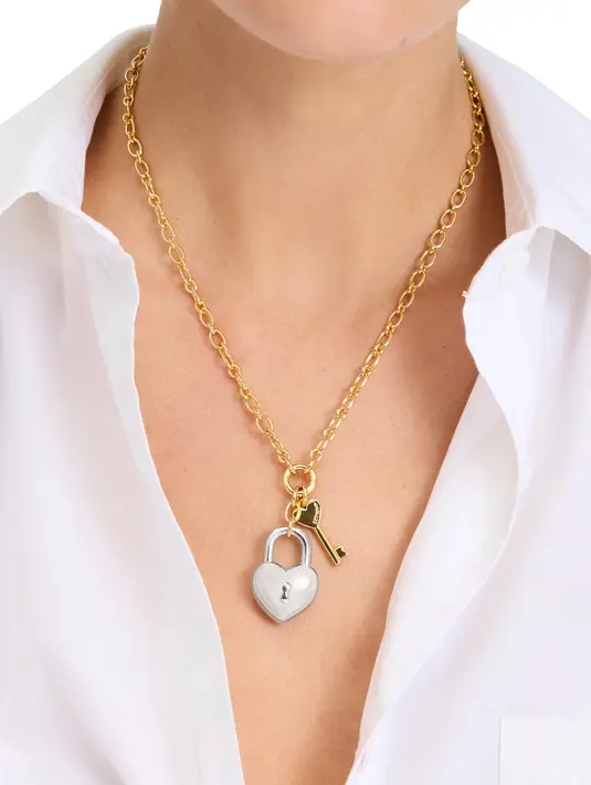 Perhiasan seasonal dikemas dalam nuansa Hari Valentine yang memikat dan subtle. Heart You melengkapi koleksi Hari Valentine ini dengan kalung berbentuk hati, anting, hingga gelang. Bursting Blooms menghadirkan sentuhan vibrant pada deretan perhiasan ini dengan permata warna-warni yang mencolok, dapat ditemukan pada anting, gelang, hingga kalung. [Dok. Kate Spade New York]