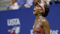 Petenis Amerika Serikat, Venus Williams, melakukan selebrasi usai mengalahkan petenis Ceko, Petra Kvitova, pada turnamen AS Terbuka di New York, Rabu (6/9/2017). Venus Williams menang 6-3, 3-6, 7-6 (7-2) atas Petra Kvitova. (AP/Kathy Willens)