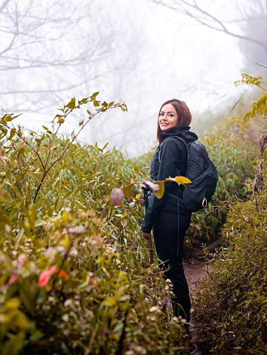 Lokasi Gunung Prau yang dekat dengan area wisata Dieng memang menjadi salah satu daya tarik wisata yang ramai. Banyak wisatawan yang liburan ke Dieng menyempatkan waktunya untuk mendaki Gunung Prau. Bahkan di Dieng sendiri sering diadakan sebuah acara adat yang biasanya disebut Dieng Culture Festival. Setiap tahunnya kawasan wisata ini dipenuhi para pengunjung yang menyaksikan sebuah prosesi adat yang mungkin hanya ada di Dieng. (Liputan6.com/IG/@dj_yasmin)