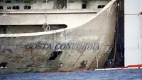 Kondisi bagian samping kapal pesiar Costa Concordia saat proses pengapungan kembali setelah dua setengah tahun terbengkalai di Pelabuhan Giglio, Italia, (21/7/2014). (REUTERS/Alessandro Bianchi)