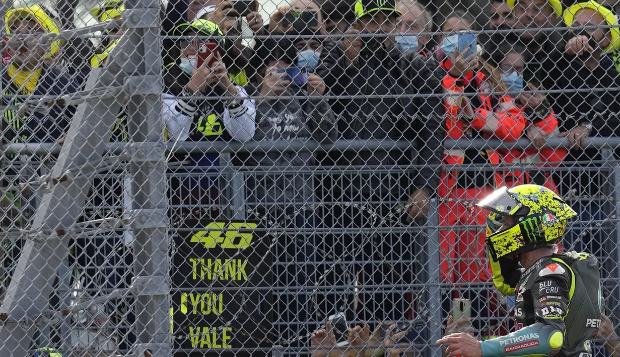 Meski hanya finish diurutan 10 dan gagal meraih podium di MotoGP Emilia Romagna, Rossi tetap menjalani acara perpisahan yang emosional dengan pendukungnya di Sirkuit Misano. (AP Photo/Antonio Calanni)