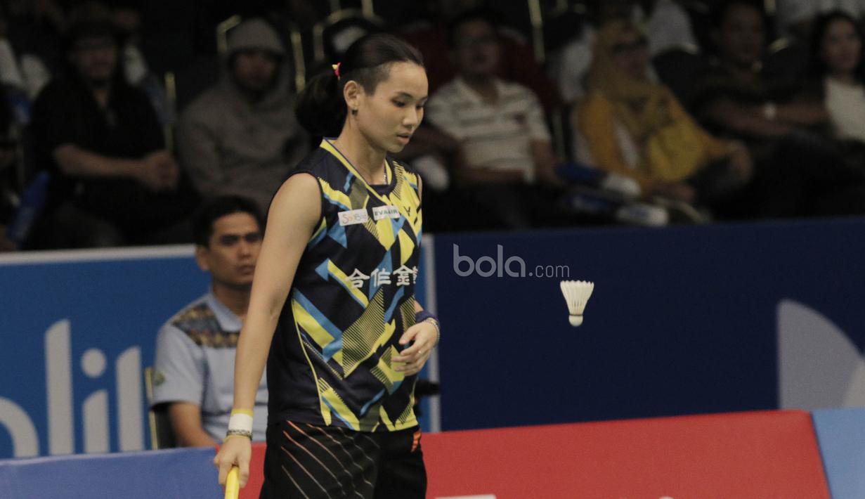 Tunggal putri China Taipei, Tai Tzu Ying, mengalahkan tunggal putri Indonesia, Gregoria Mariska Tunjung pada laga Indonesia Open 2017 di JCC, Kamis, (15/6/2017). Gregoria kalah 13-21 dan 16-21. (Bola.com/M Iqbal Ichsan)