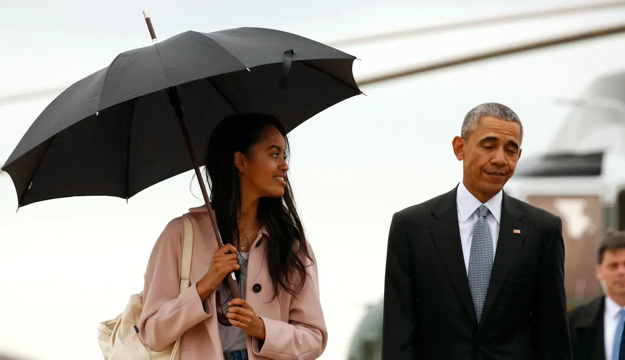 Ekspresi Presiden AS, Barrack Obama ketika berbincang dengan putrinya, Malia, dalam perjalanan menuju Chicago, di Bandara Militer Joint Base Andrews, Washington, Kamis (7/4/2016). (REUTERS/Kevin Lamarque)
