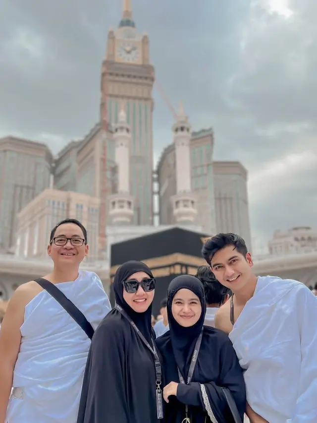 Teuku ryan tampil berbeda saat umroh. (credit:instagram.com/teukuryantr)