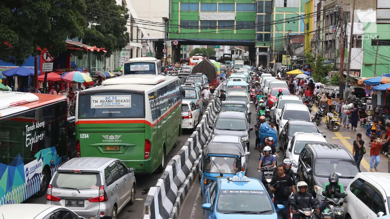 Jalan Ditutup untuk PKL, Kawasan Tanah Abang Makin Macet