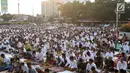 Ribuan umat muslim mendengarkan ceramah usai menjalankan Salat Idul Adha 1438 H di kawasan Pasar Senen, Jakarta, Jumat (1/8). Setelah menjalankan salat umat muslim melakukan penyembelihan hewan kurban. (Liputan6.com/Immanuel Antonius)