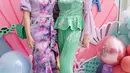 Kombinasi bahan satin dan detail ruffle pada gaun memberikan kesan feminin yang kuat. Tak hanya itu, ia juga melengkapi tampilannya dengan aksesori berupa headband ungu mengilap yang membuatnya terlihat seperti karakter Barbie. [@ashanty_ash].
