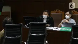 Terdakwa dugaan korupsi PT Asabri, Benny Tjokrosaputro (kanan) saat mengikuti sidang lanjutan di Pengadilan Negeri Jakarta Pusat, Selasa (11/1/2022). Sidang terdakwa dugaan korupsi PT Asabri tersebut beragendakan mendengar keterangan saksi. (Liputan6.com/Helmi Fithriansyah)