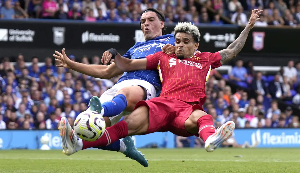 Gelandang Liverpool, Luis Diaz (kanan) berebut bola dengan bek Ipswich Town, Jacob Greaves pada laga pekan pertama Premier League 2024/2025 di Portman Road Stadium, Ipswich, Sabtu (17/8/2024). (AP Photo/Alastair Grant)