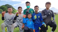 Kiper Persebaya Surabaya, Angga Saputro, berlatih bersama SSB di kampung halamannya, Kecamatan Tanggulangin, Kabupaten Sidoarjo. (Bola.com/Aditya Wany)