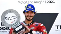 Ekspresi pembalap Ducati, Francesco Bagnaia, setelah memenangi balapan MotoGP Aragon, Minggu (12/9/2021). (AP/Jose Breton)