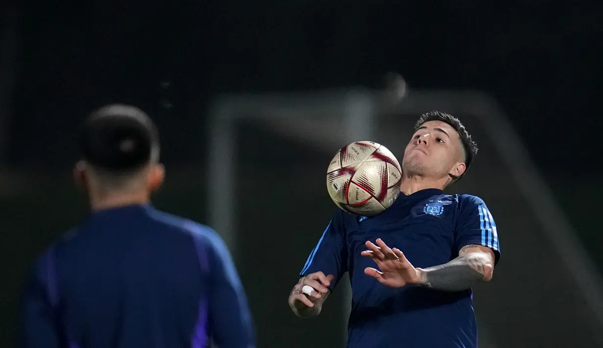 Gelandang Argentina, Enzo Fernandez mengontrol bola saat sesi latihan di Doha, Qatar, Senin, 12 Desember 2022. Argentina akan bertanding melawan Kroasia memperebutkan tiket final Piala Dunia 2022 di Stadion Lusail Iconic Qatar, Rabu (14/12/2022) mulai pukul 02.00 WIB. (AP Photo/Natacha Pisarenko)
