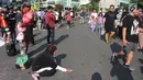 Dua relawan dari Aksi Cepat Tanggap (ACT) saat melakukan teatrikal tentang penderita rakyat Suriah yang menjadi korban peperangan di CFD Bundaran HI, Jakarta, Minggu (15/7). (Liputan6.com/Arya Manggala)