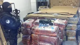Polisi mengamankan ganja yang ditemukan di sekitar terowongan bawah tanah di Meksiko, Kamis (22/10). Terowongan sepanjang sekitar 800 m tersebut digunakan untuk menyelundupkan narkoba dari Tijuana ke California, San Diego.(REUTERS/Mexico's Federal Police)